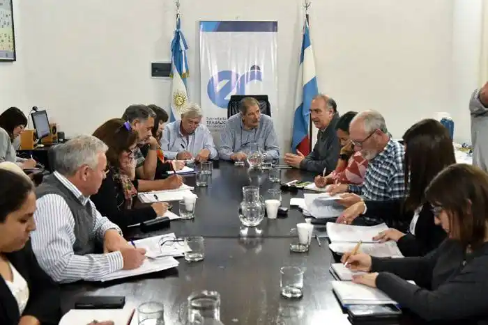 La provincia aumentó la oferta a los estatales y propuso incrementar las asignaciones familiares