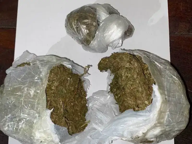 Adolescente retenido
con marihuana