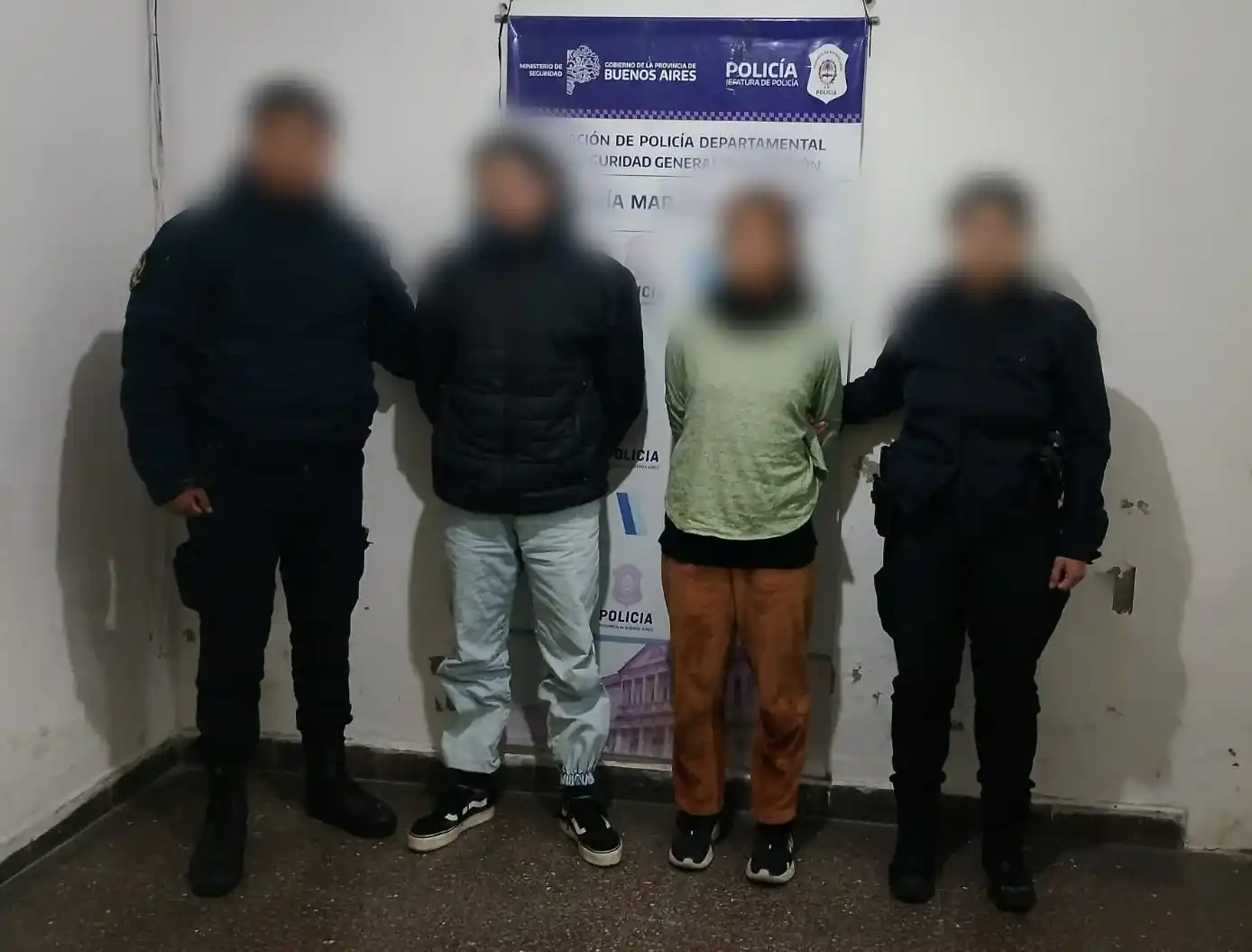 Durante la inspección del edificio, los policías constataron la rotura de un vidrio en un baño de la planta baja, cubierto con cartones.