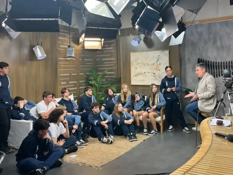 Alumnos de Ayres del Cerro, en diálogo con Claudio Andiarena.