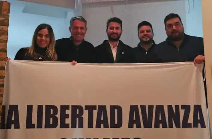 Sotelo junto a los concejales quilmeños.