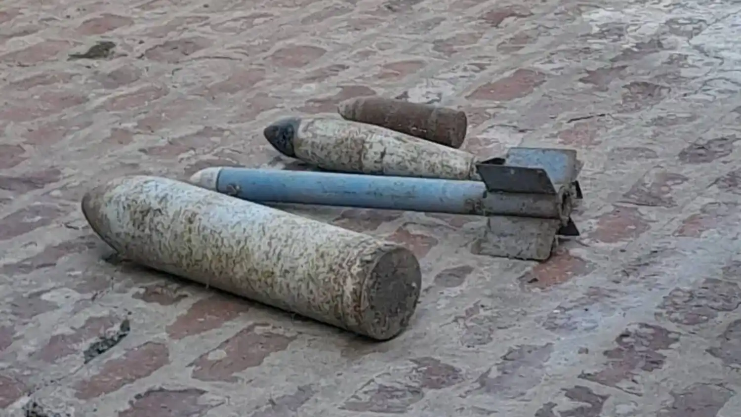 La sorpresa que se llevó una pareja de Los Toldos: alquilaron una casa y hallaron artefactos de guerra en plena mudanza