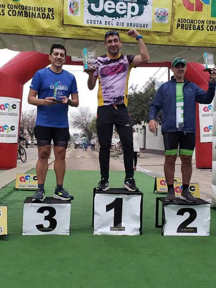 Jorge García, representante de Gualeguay en lo más alto del podio en la segunda fecha del Duatlón Entrerriano Jeep.