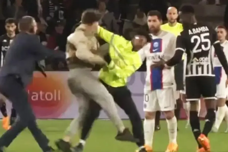 VIDEO | Un hincha se metió en la cancha para abrazar a Messi, pero se resbaló y Leo tuvo que salir a su rescate: