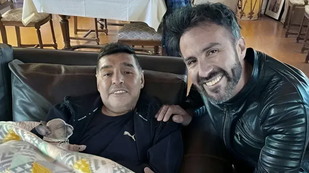 Diego Armando Maradona junto a su médico Leopoldo Luque.