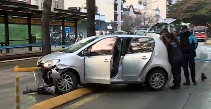 Vicente López: Dos menores viajaban en un auto robado, quisieron escapar de la Policía pero chocaron y fueron detenidos 