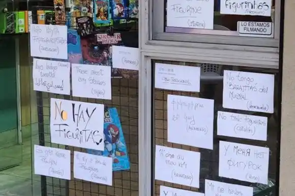 Ingenio: Los divertidos carteles de los kiosqueros ante la falta de figuritas del mundial
