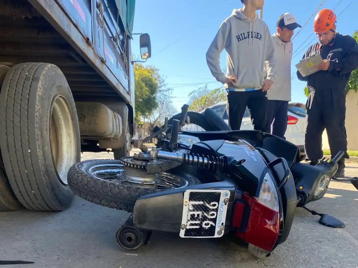 Choque en Agüero y Lavalle entre una moto y un camión.
