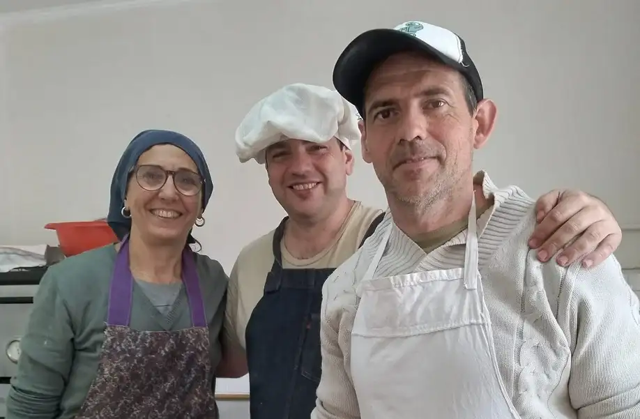 Mauro Cristiano (en el centro), en un momento de trabajo.