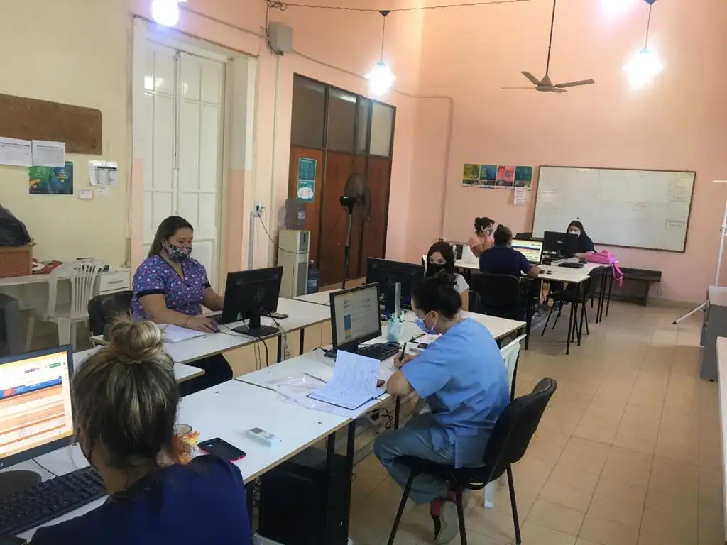 Por el aumento de contagios, el Centenario amplió las líneas de atención por covid-19