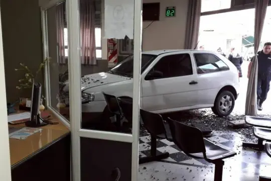 Le cortaron la luz y como protesta incrustó su auto en las oficinas de la empresa
