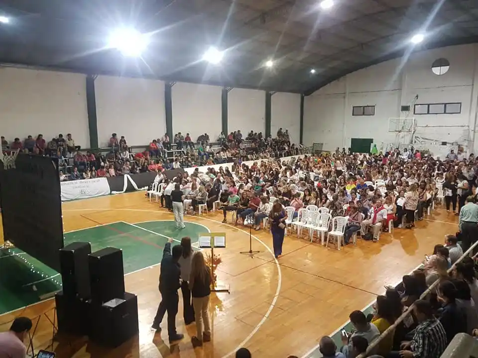  Jóvenes y adultos: Multitudinario acto de colación de las capacitaciones laborales