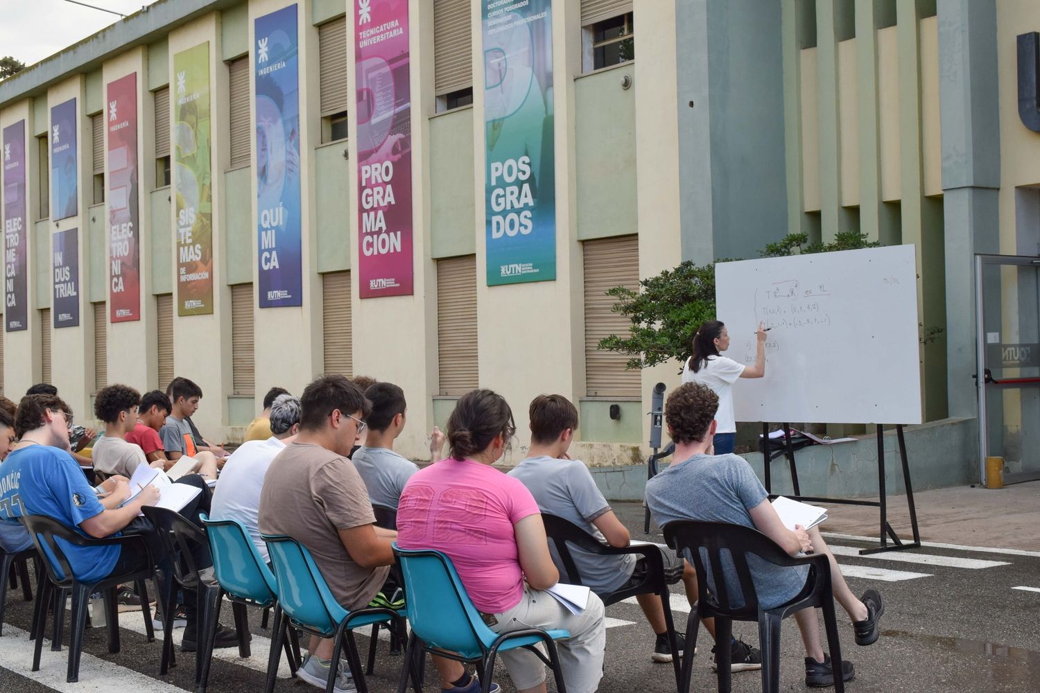 La universidad sigue en lucha: hubo clase pública y al aire libre en UTN