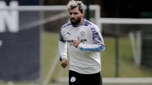 Agüero volvió a entrenarse en el Manchester City tras la operación de rodilla