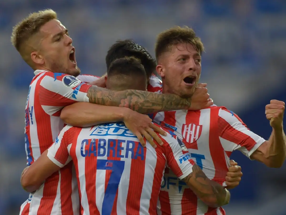 Unión ganó en Ecuador y pasó a octavos de final