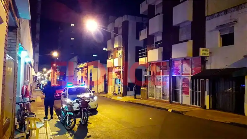  Una mujer rompió la cuarentena para comprar alcohol en gel y fue agredida