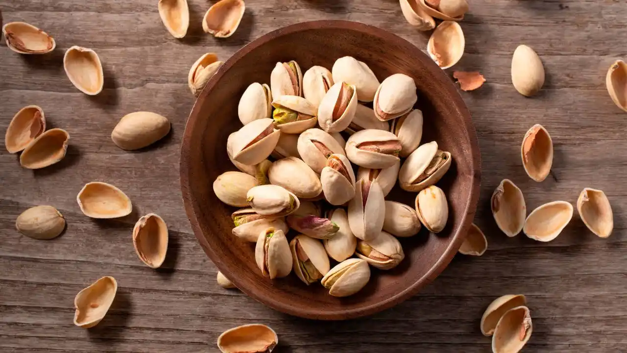 Hoy es protagonista en helados, chocolates, pastelería y preparaciones gourmet, pero también se consume como snack por sus propiedades nutricionales: es fuente de proteínas, fibra, antioxidantes y grasas saludables.