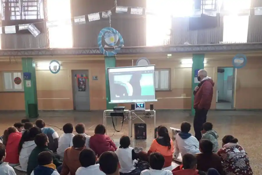 Charla sobre salud animal en escuelas