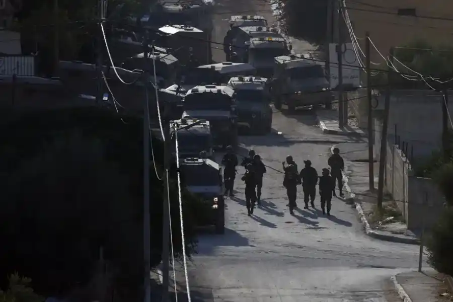 Los soldados israelíes toman posición durante intensos enfrentamientos en el cuarto día de una operación militar israelí en la ciudad de Jenin. EFE/EPA/Alaa Badarneh