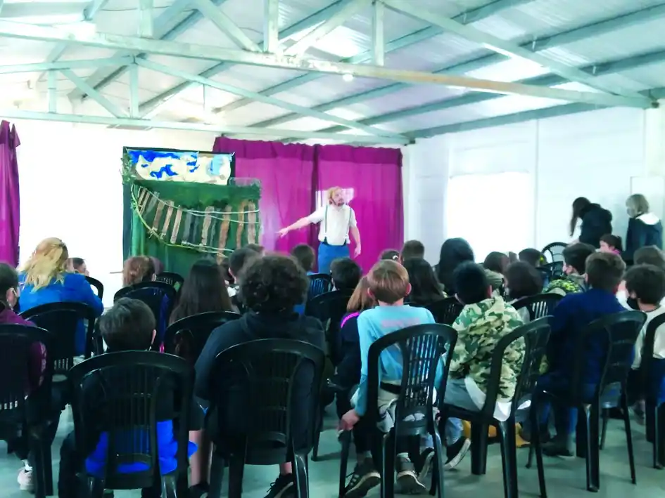 Facundo Dipaola: “Es necesario y gratificante llevar el teatro de títeres al mundo rural”