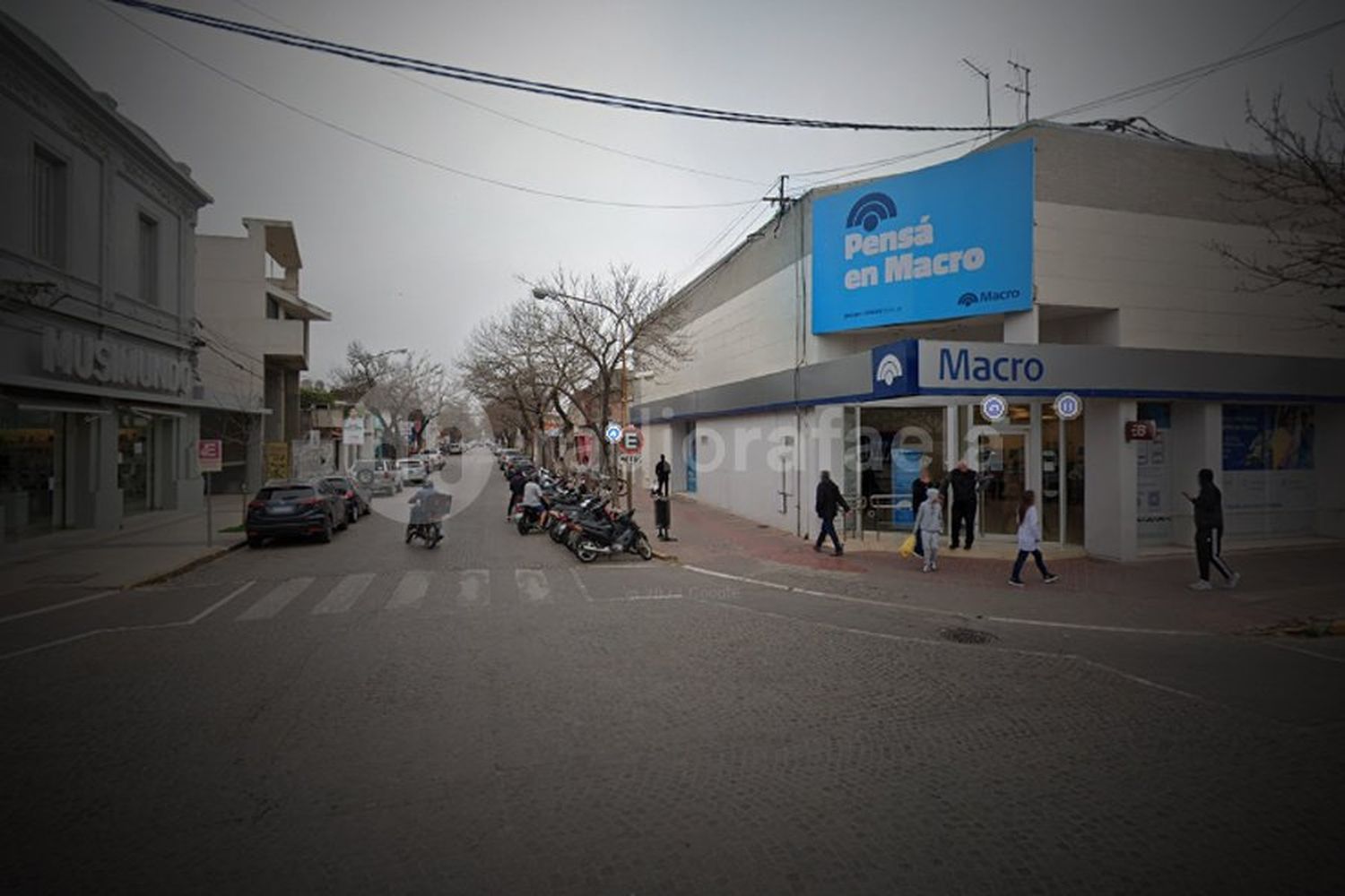 Dos “trapitos” habrían intentado abrir la baulera de una moto en pleno centro