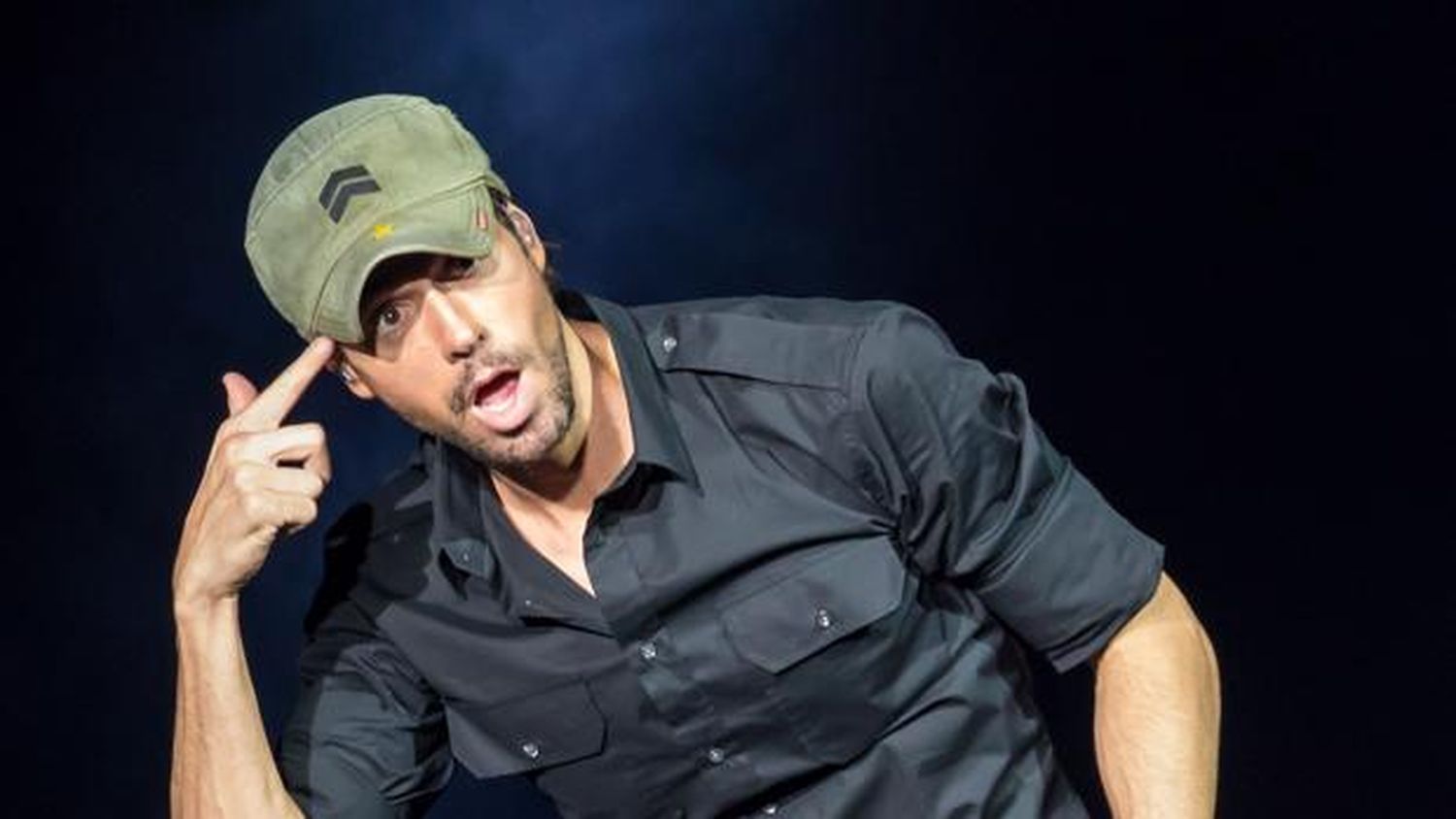 Todos contra Enrique Iglesias: llegó tarde, cantó mal y se fue sin saludar
