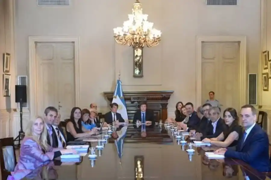 Milei encabezó una nueva reunión de Gabinete sin la asistencia de sus principales colaboradores