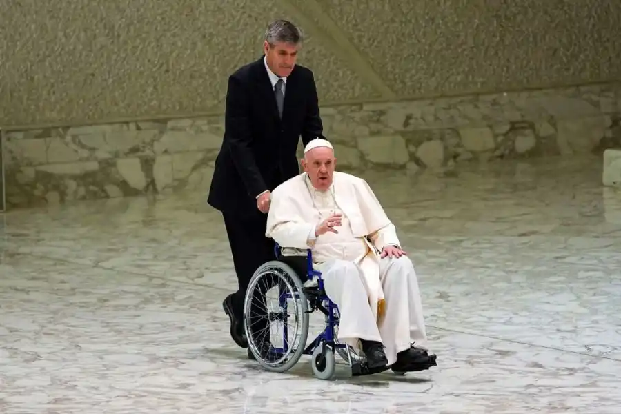 Debido a dolencias articulares, el papa Francisco empezó a usar silla de ruedas
