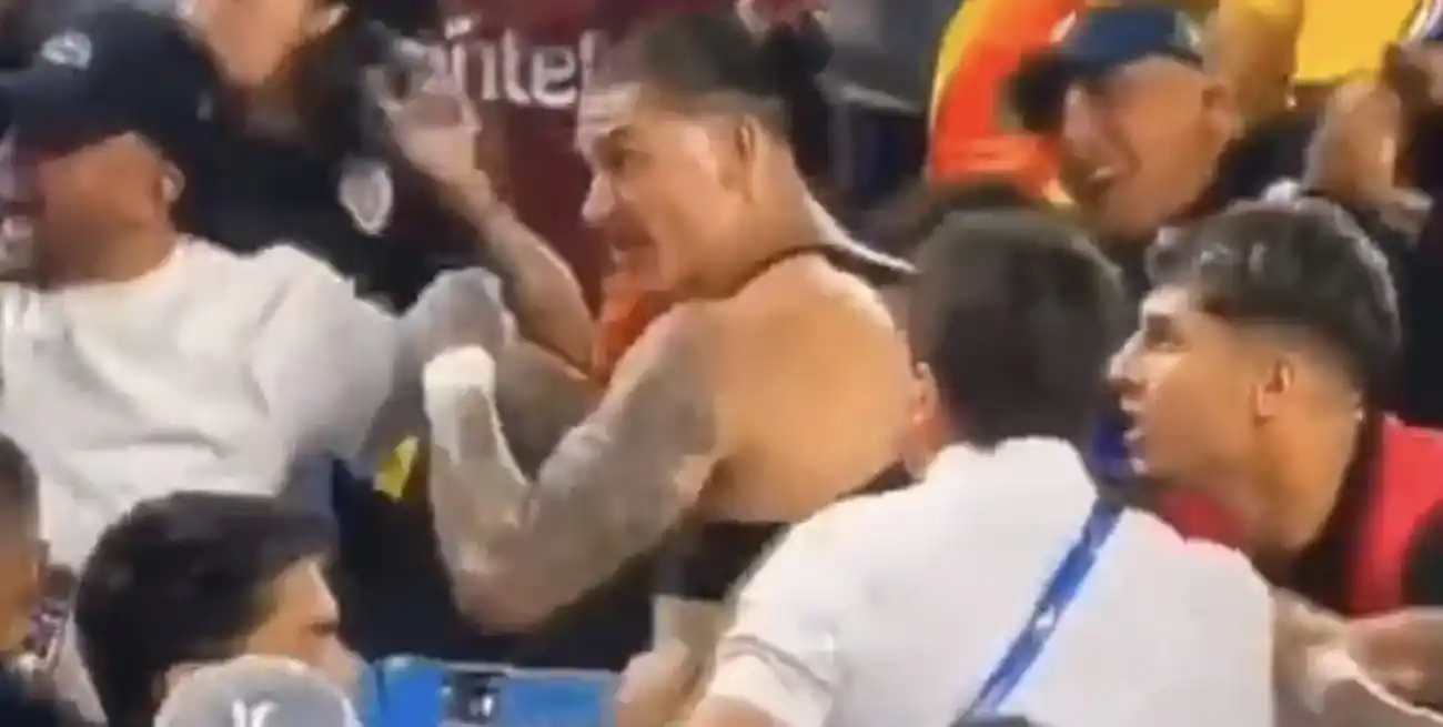 Darwin Núñez en la tribuna tras el ataque a espectadores uruguayos.