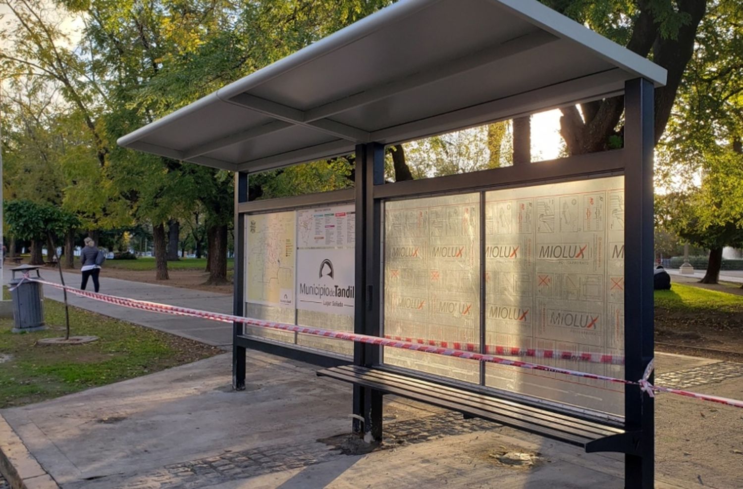 Avances en instalación de nuevos refugios en paradas del transporte en Tandil