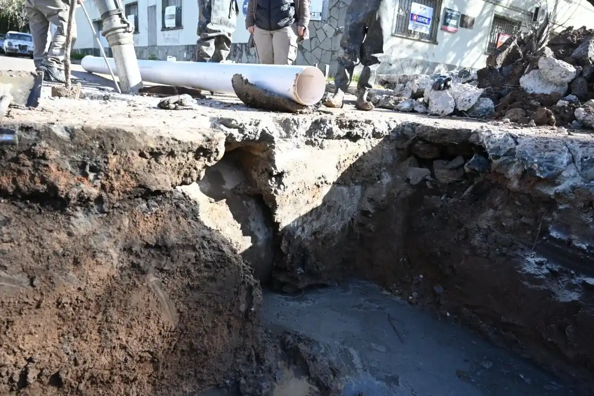 Un caño roto obligó a romper varios metros de asfalto para solucionar los malos olores en una esquina de Primera Junta