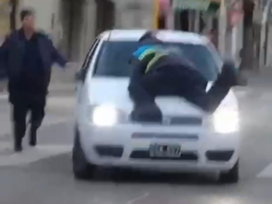 Video: un inspector de tránsito fue llevado varios metros en el capó de un auto en pleno centro