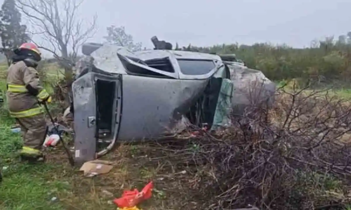 Volcó en su auto el hijo de una jueza de faltas por acumulación de agua en Ruta 229