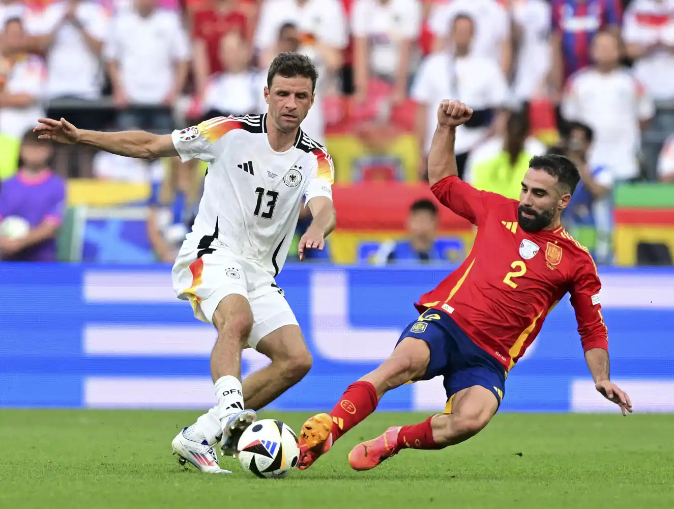 El duelo entre Carvajal, que fue expulsado, y Müller.