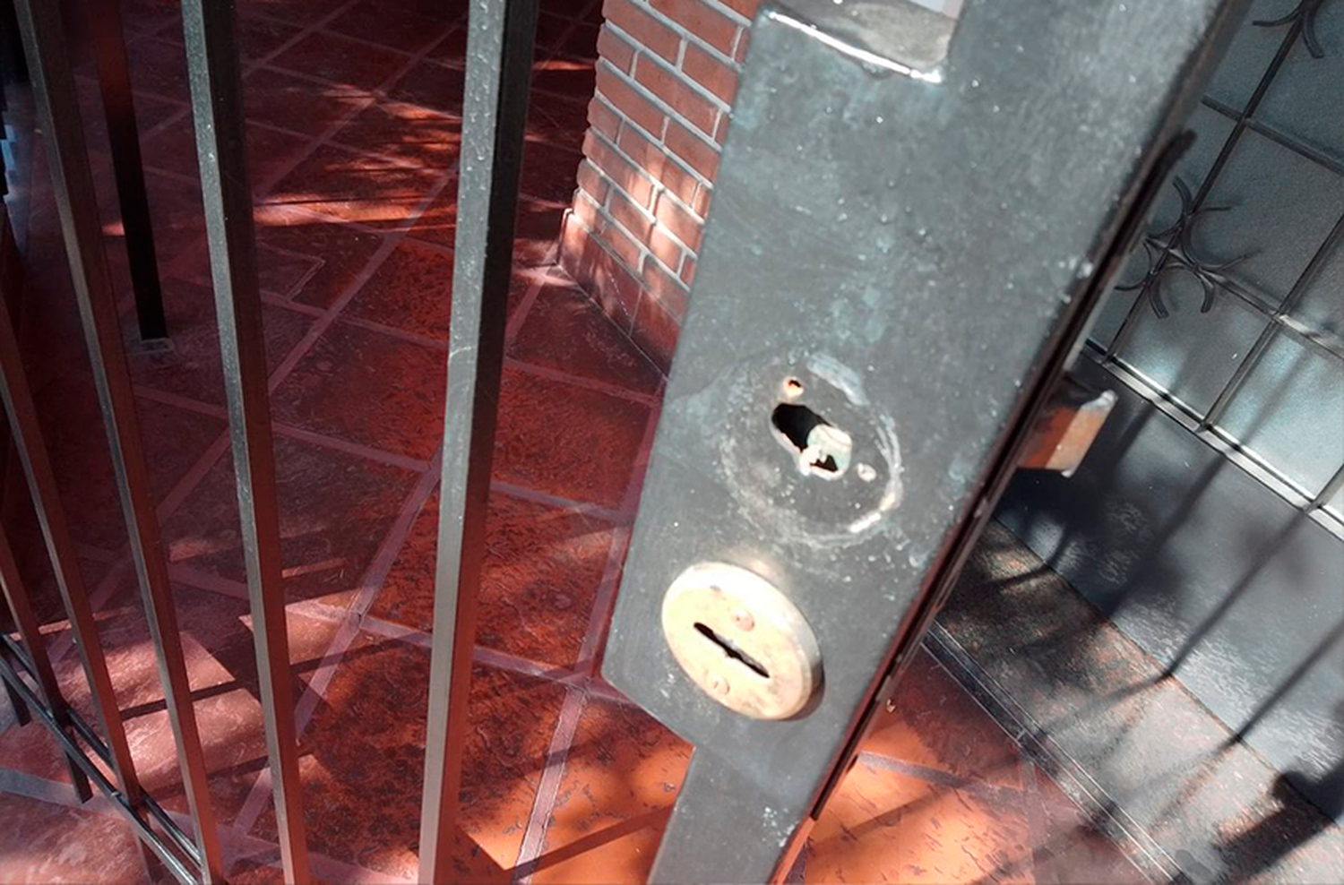 Vecinos denuncian ola de robos de picaportes en barrio Abasto