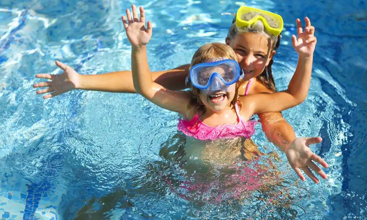 Cómo disminuir la posibilidad de otitis por la pileta, el mar o el río