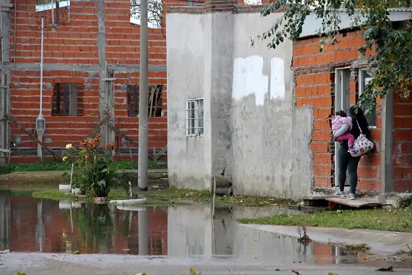 El río bajó unos pocos centímetros, pero el barrio Munilla sigue en alerta