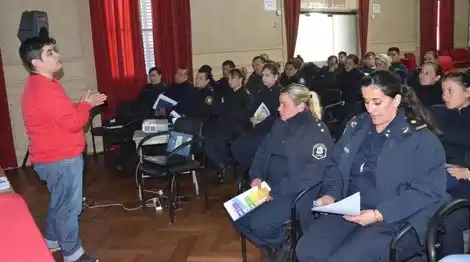 Capacitan a policías en "sensibilización en diversidad sexual e identidades de género"