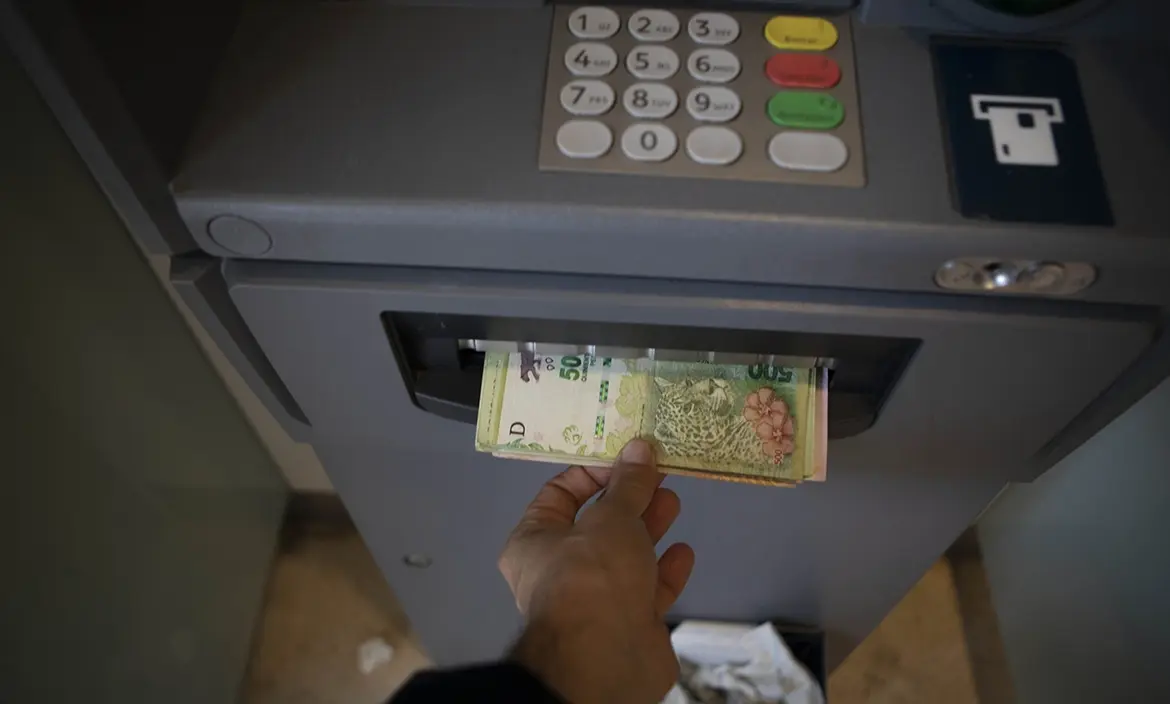 El salario privado lleva cuatro meses seguidos de caída y acumula un retroceso del 5,5%