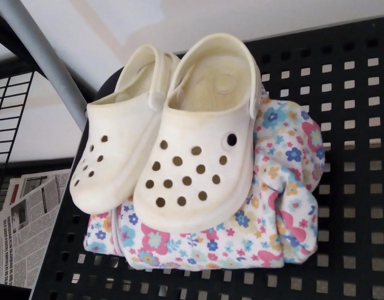 Crocs y prenda de niña encontradas en plaza Belgrano