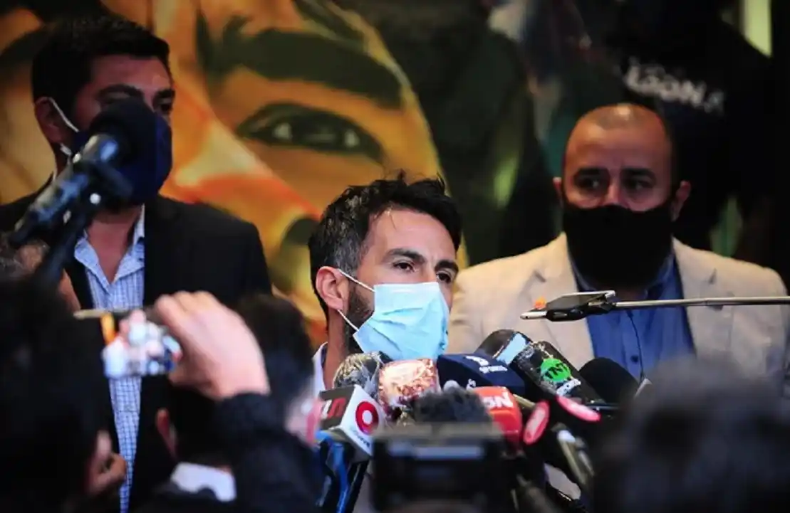 El médico de Maradona expresó que "evoluciona bien, no hay ningún déficit neurológico"