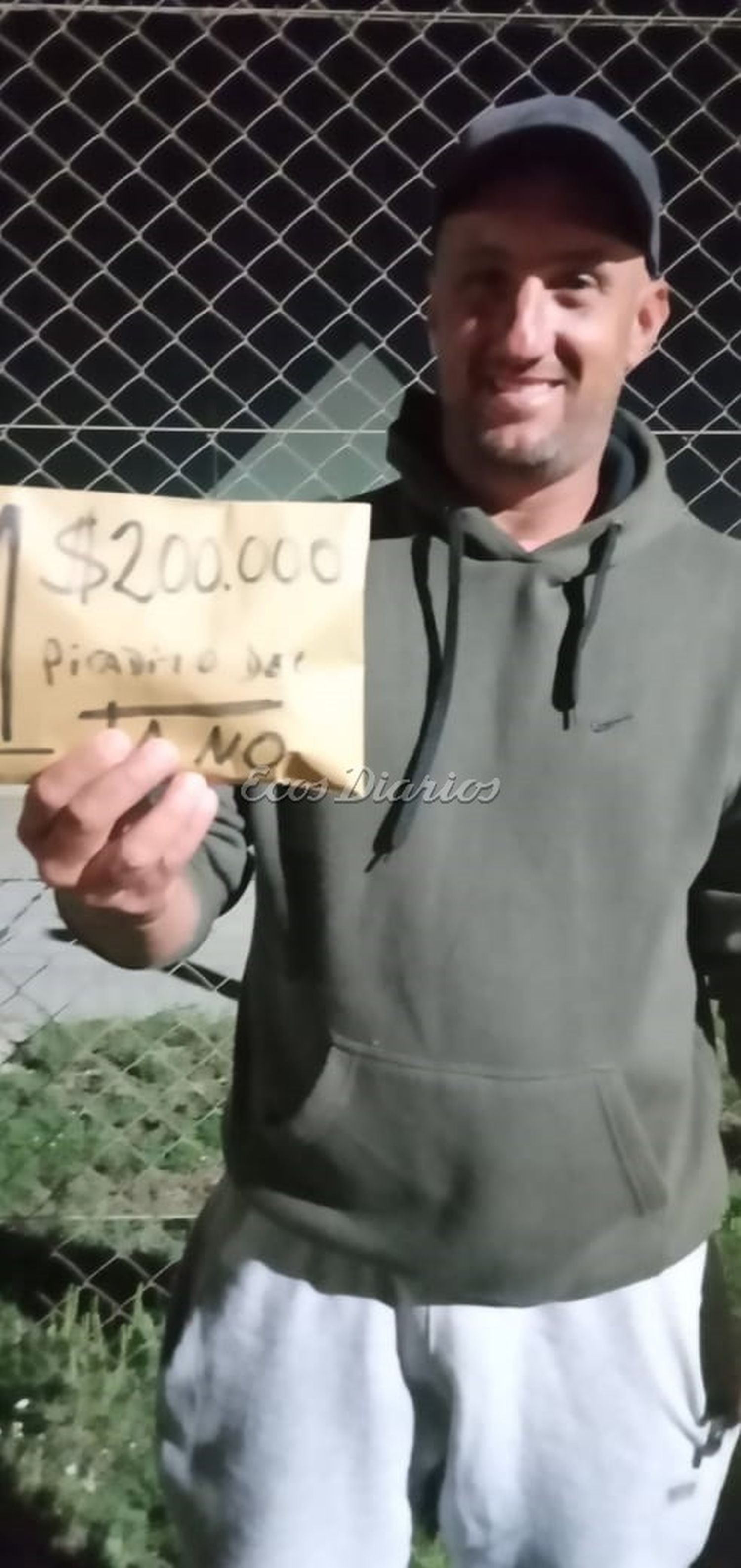 Cristian Linch con su sobre del primer puesto