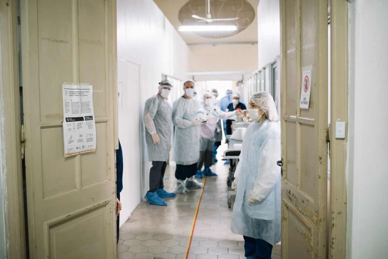 Fuerte aumento de casos, una nueva sala y la palabra de profesionales mal pagos  
