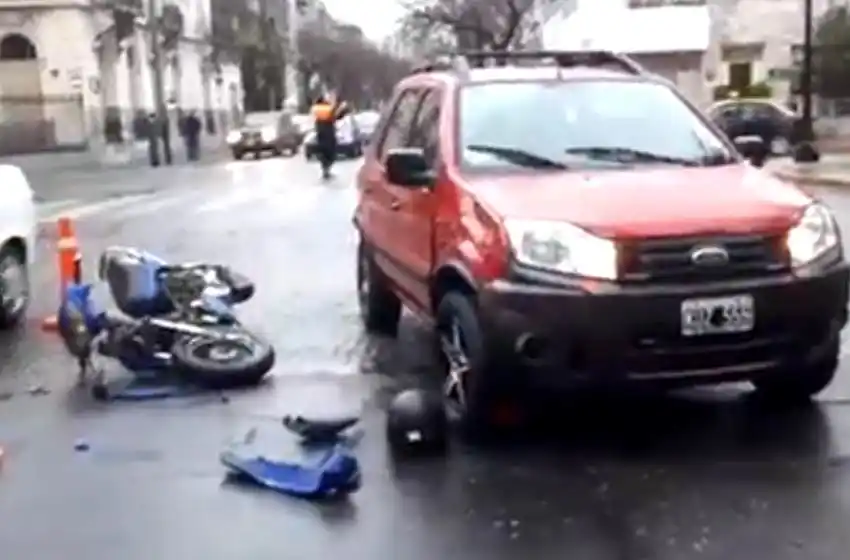 Caos vehicular por el choque entre un auto y una moto