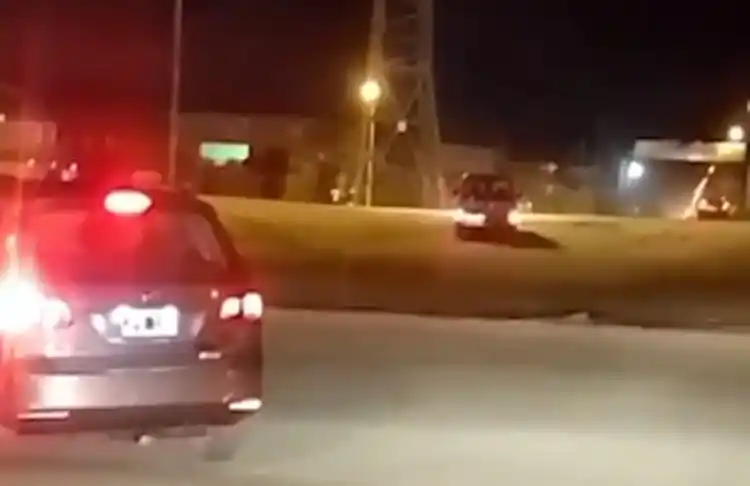 Por la obra en la rotonda de la Ruta 226 y Falucho, los autos "cortaban camino" por la banquina