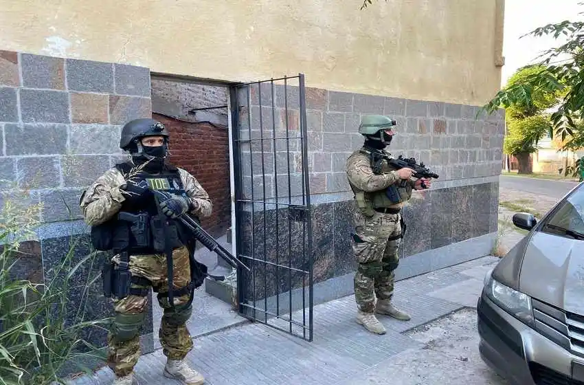 Cinco detenidos, armas y drogas: el saldo de múltiples allanamientos por usurpaciones en zona norte