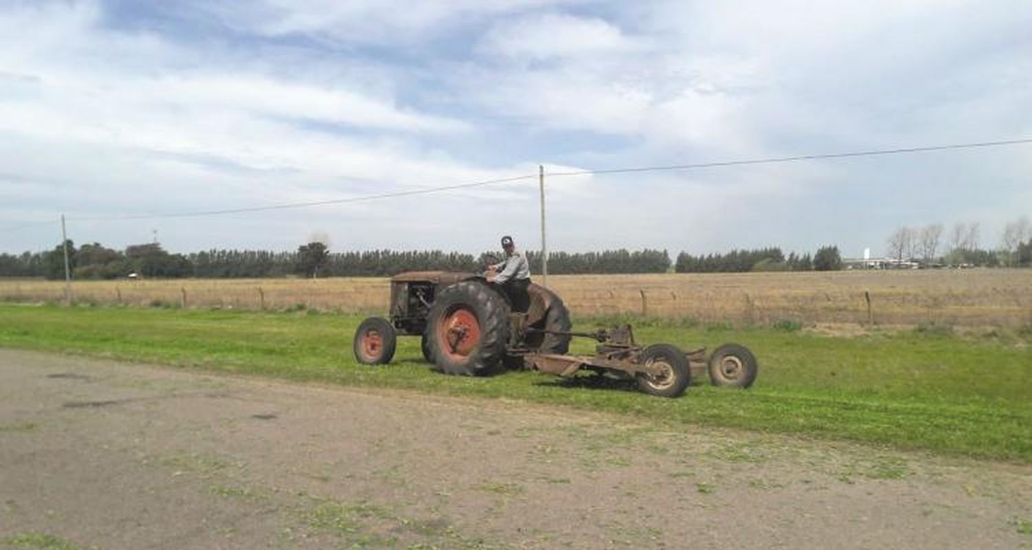 Vecinos que cortan el pasto