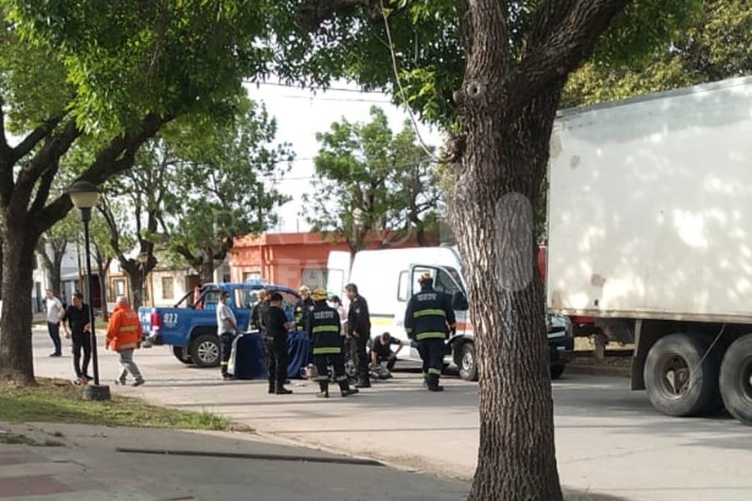 Tragedia luego de que chocaran un camión y una moto: una joven de 21 años perdió la vida