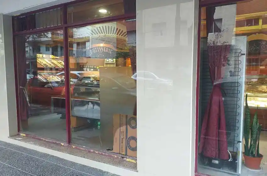 Rompieron un vidrio e intentaron robar en una panadería