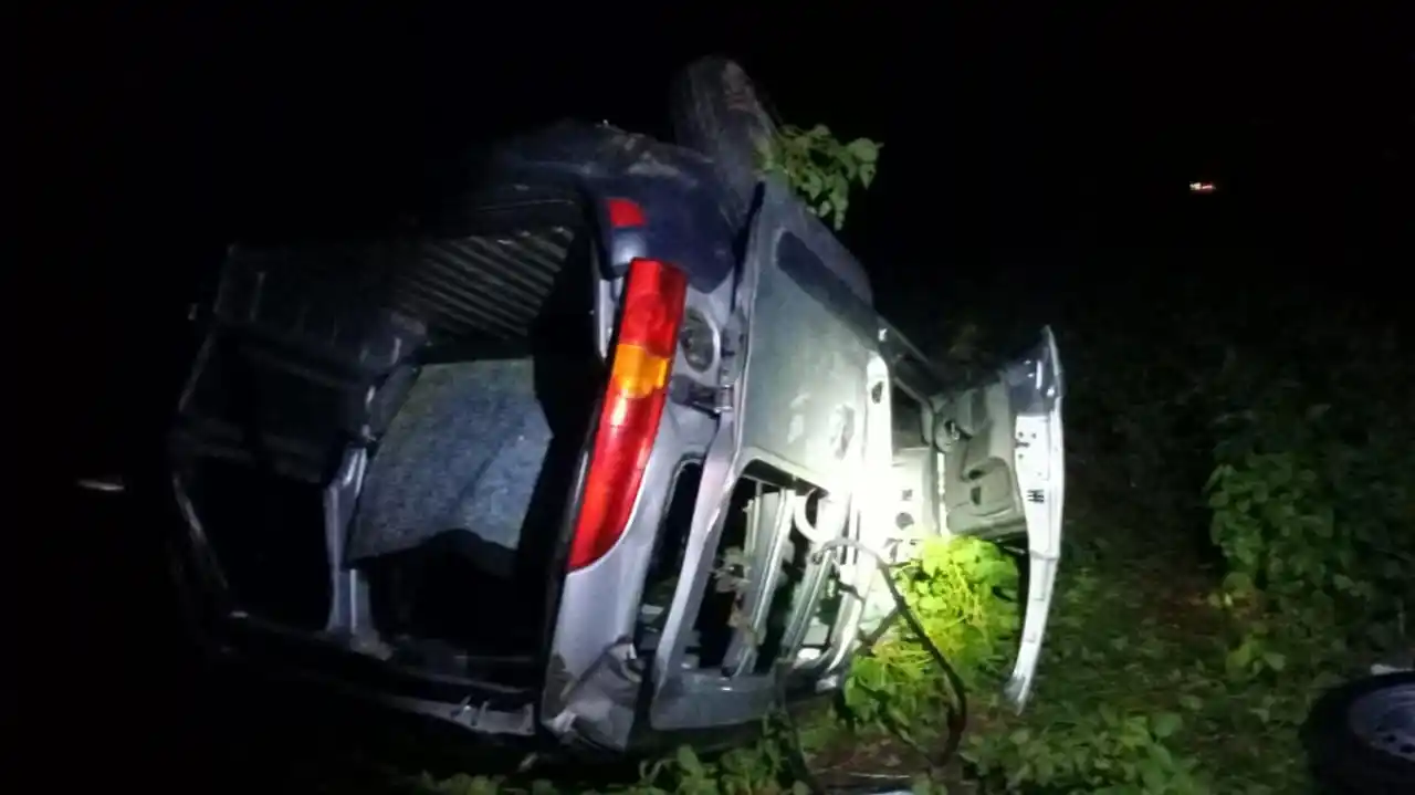 Utilitario en el que viajaba una familia, despistó y volcó en la banquina